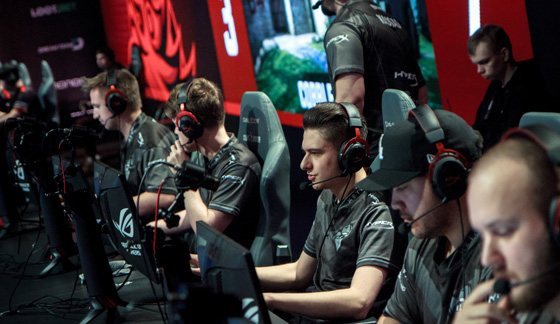 更是对足球 更是对足球